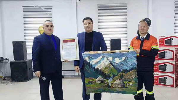 �����ɿ���ұ�𹤻���ϯ����ף�ذ�ͬ�˽���ʮ����